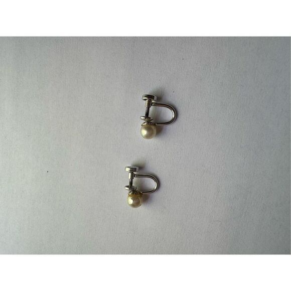 90s Vintage Womens Pearly White Twist On Huggie Stud Earrings Feminine Dainty - Picture 3 of 5